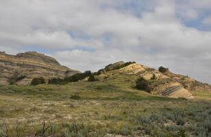 vistoso geológico paisaje con colinas y valles foto