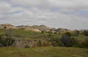 laminación colinas con estriaciones y capas en el verano foto