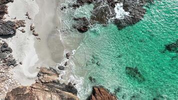 Antenne Aufnahmen lächerlich Weiß Sand Strand tropisch Insel 4k video