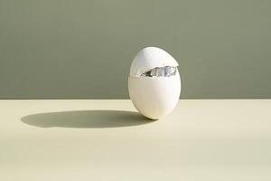 agrietado Pascua de Resurrección huevo. minimalista creativo todavía vida. foto