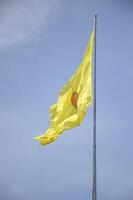 amarillo Buda bandera en azul cielo foto