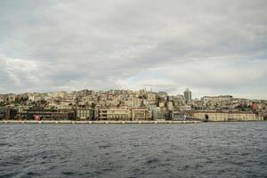 galata beyoglu distrito ver desde Estanbul bósforo crucero foto