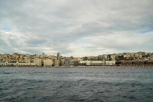 galata beyoglu distrito ver desde Estanbul bósforo crucero foto