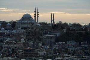 Estanbul aéreo paisaje urbano a puesta de sol desde galata torre suleymaniye mezquita foto