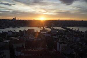 Estanbul aéreo paisaje urbano a puesta de sol desde galata torre puente y sultanahmet foto