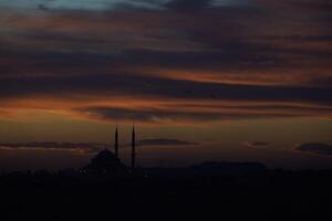 Estanbul aéreo paisaje urbano a puesta de sol desde galata torre suleymaniye mezquita foto