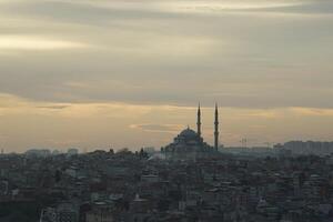 Estanbul aéreo paisaje urbano a puesta de sol desde galata torre suleymaniye mezquita foto