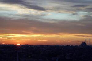 Estanbul aéreo paisaje urbano a puesta de sol desde galata torre foto