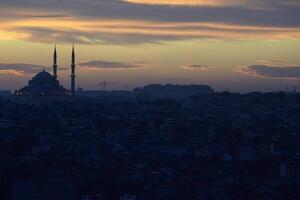 Estanbul aéreo paisaje urbano a puesta de sol desde galata torre suleymaniye mezquita foto