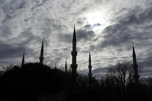 sultanahmet azul mezquita en Estanbul, Turquía - el minaretes torre foto