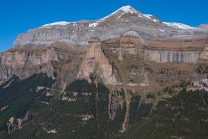 escénico ver de famoso Ordesa valle, notario público Ordesa y monte perdido, España. foto