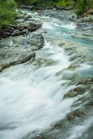 ebro río mediante un Valle en Cantabria, España foto