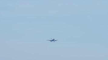 kommersiell flygplan flygande med blå himmel och hav bakgrund. begrepp resa och turism video