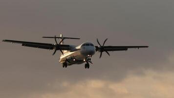 Turboprop-Flugzeug im Anflug video