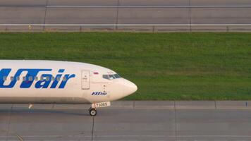 Boeing 737 of UTair taxiing video