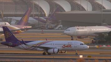 aerobús a320 tailandés sonrisa en el aeródromo video