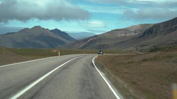 auto het rijden Aan de weg naar IJsland. binnen visie van een auto. weg aantal 1 is ijsland hoofd weg. mooi natuur van IJsland. 4k video