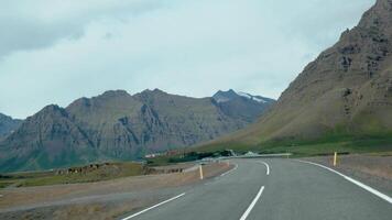 coche conducción en el la carretera a Islandia. dentro ver de un coche. la carretera número 1 es de islandia principal la carretera. hermosa naturaleza de Islandia. 4k video