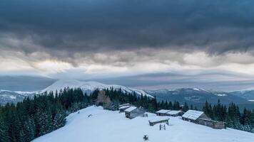 Tempo lapso do nuvens mover sobre a montanhas e a Vila do pastores dentro inverno. video