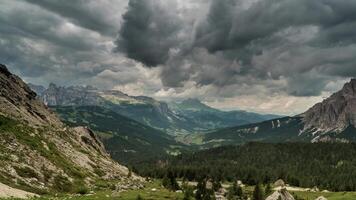 tijd vervallen van regen wolken in beweging over- de mooi berg van de dolomieten. tirol. Italië. zoom uit. 4k video