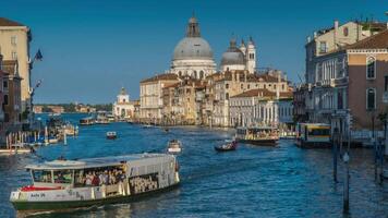 tid upphöra av Venedig stor kanal i Italien. trafik båtar och fartyg på de stor kanal. video