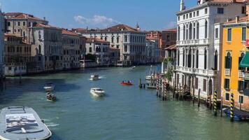 tid upphöra av Venedig stor kanal i Italien. trafik båtar och fartyg på de stor kanal. video