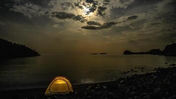 Zeit Ablauf von Wolken und das Mond Bewegung Über das Bucht und Zelt auf das Ufer von das Mittelmeer Meer. Freiheit und Reise Konzept. video