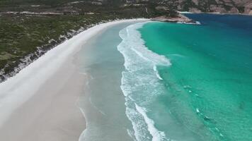 imaculado branco areia de praia fogo do inferno baía esperança Austrália aéreo 4k video