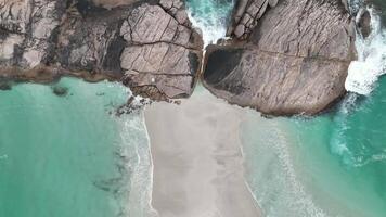 unico rocce circondato di bellissimo calma mare wylie spiaggia baia video