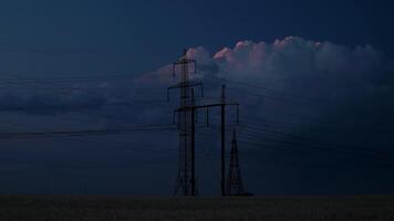 tempo periodo di alto voltaggio energia linea e elettricità piloni. bellissimo nuvole mossa nel il cielo. 4k video