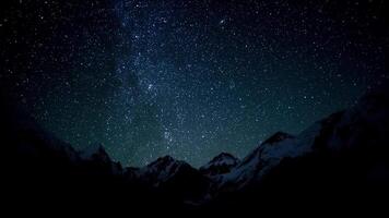 a leitoso caminho é comovente dentro a noite céu sobre a Everest dentro a Himalaia. espaço de tempo. Nepal. 4k video