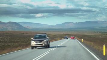 coche conducción en el la carretera a Islandia. dentro ver de un coche. la carretera número 1 es de islandia principal la carretera. hermosa naturaleza de Islandia. 4k video