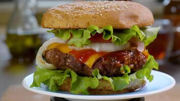 Frais appétissant du boeuf Burger est tournant. délicieux Burger avec Frais iceberg chou, oignons, tomates et grillé steak. tournant - vite nourriture, 4k images. video