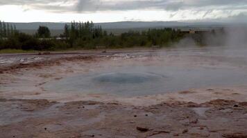 geysir avgränsa i island. de strokkur gejser utbrott på de haukadalur geotermisk område, del av de gyllene cirkel rutt, i island. strokkur geysir gejser på de söder väst island. 4k video