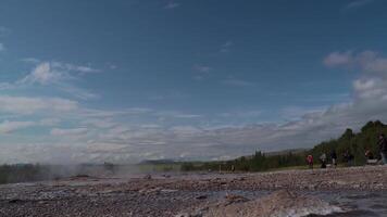 geysir avgränsa i island. de strokkur gejser utbrott på de haukadalur geotermisk område, del av de gyllene cirkel rutt, i island. strokkur geysir gejser på de söder väst island. 4k video