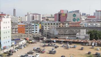 estacionamiento en el barrios marginales de tailandia video. el arquitectura de el barrios marginales sur de el ciudad. un lote de carros, vallas publicitarias y casas video