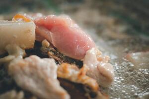 Tailandia parilla parrilla carne en caliente pan llamado moo-kata. foto