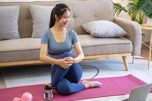 mujer son extensión, a hogar, y aptitud mujer ejercicio o hacer yoga en su dormitorio para salud y bienestar un saludable, calma hembra persona formación o trabajando en el casa piso. foto