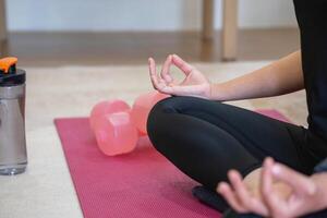 sano joven mujer haciendo respiración ejercicios a hogar, hermosa mujer meditando a hogar con ojos cerrado, practicando yoga, haciendo pranayama tecnicas atención plena meditación concepto foto