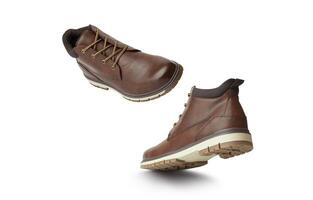 marrón cuero botas, de los hombres marrón tobillo botas. uno zapato en vuelo foto