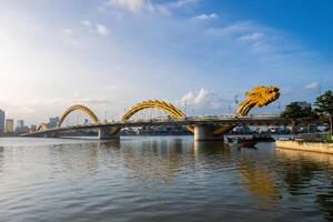 continuar puente, el punto de referencia de da nang cruce han río en Vietnam foto