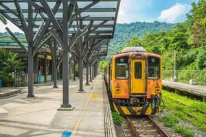 tren a neiwan ferrocarril en hsinchu, taiwán el Traducción de el chino texto es neiwan, el nombre de esta estación. foto