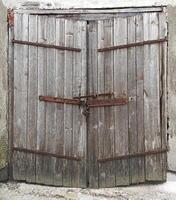 antiguo de madera puerta desde un granero de cerca foto