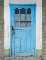 antiguo azul de madera puerta en pueblo casa foto