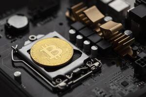 bitcoin terminado computadora tarjeta madre, parte superior vista. foto