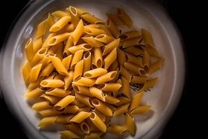 plato de pasta, crudo pasta desde un italiano restaurante esperando a ser cocido foto