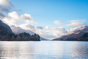 un pacífico Mañana a lago escudo, Glenfinnan, Escocia. foto