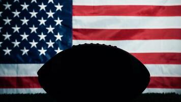 silueta de americano fútbol americano pelota en contra Estados Unidos bandera foto