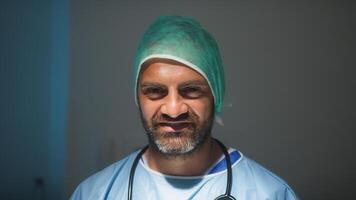 italiano hombre médico sonrisa con laboratorio Saco y estetoscopio en quirúrgico habitación foto