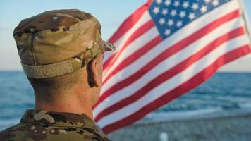 militar siguiente a bandera como patriotismo concepto foto